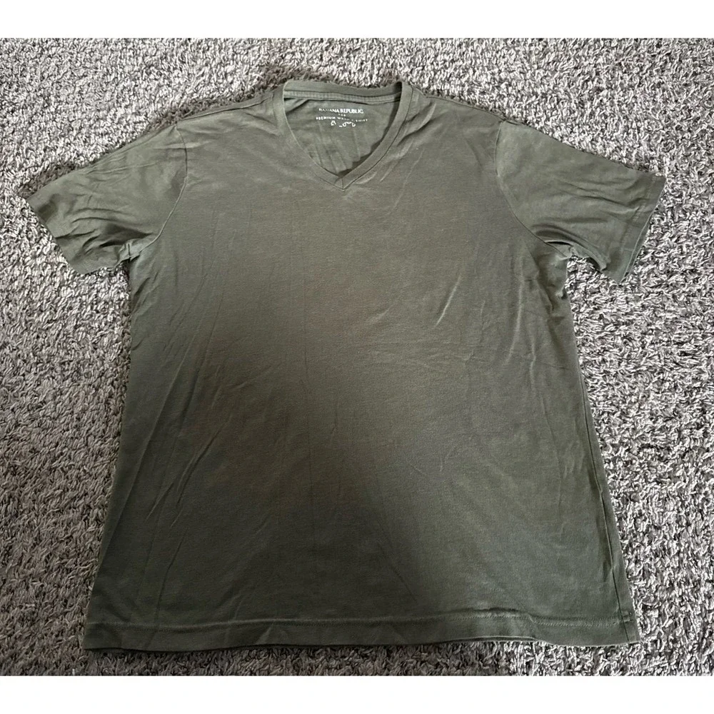 Banana Republic Men's Army Green Eco Premium Wash V-Neck Tee Size Large